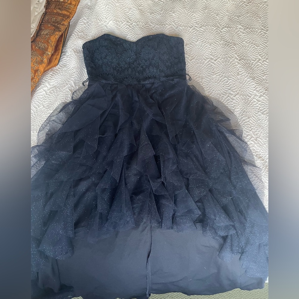 Stunning navy blue shimmery dress perfect for proms and other special occasions!